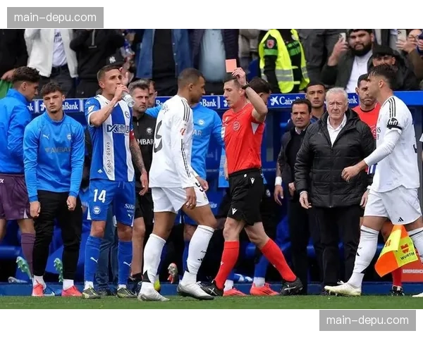 阿尔梅达因裁判冲突遭重罚禁赛七场,西班牙足协追加处罚引发关注 阿尔梅达因裁判冲突遭重罚禁赛七场,西班牙足协追加处罚引发关注