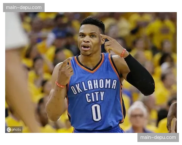 特写:赛后混采区,失利的威斯布鲁克婉拒采访径直走回更衣室 特写:赛后混采区,失利的威斯布鲁克婉拒采访径直走回更衣室