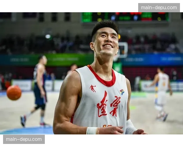 【2026年4月CBA联赛阶段性复盘：攻防结构变化·赛中·特写特写：郭艾伦西装笔挺场边观战，为队友每一次得分挥拳呐喊